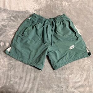 Nike Women’s Green Athletic Shorts Size Medium
